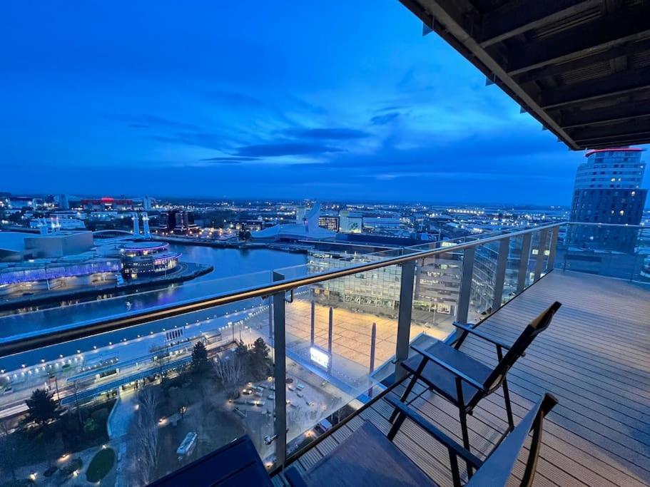 Spacious 2 Bedroom Flat Stunning Waterside View Manchester Exterior photo