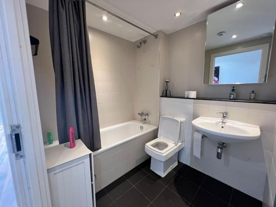 Spacious 2 Bedroom Flat Stunning Waterside View Manchester Exterior photo