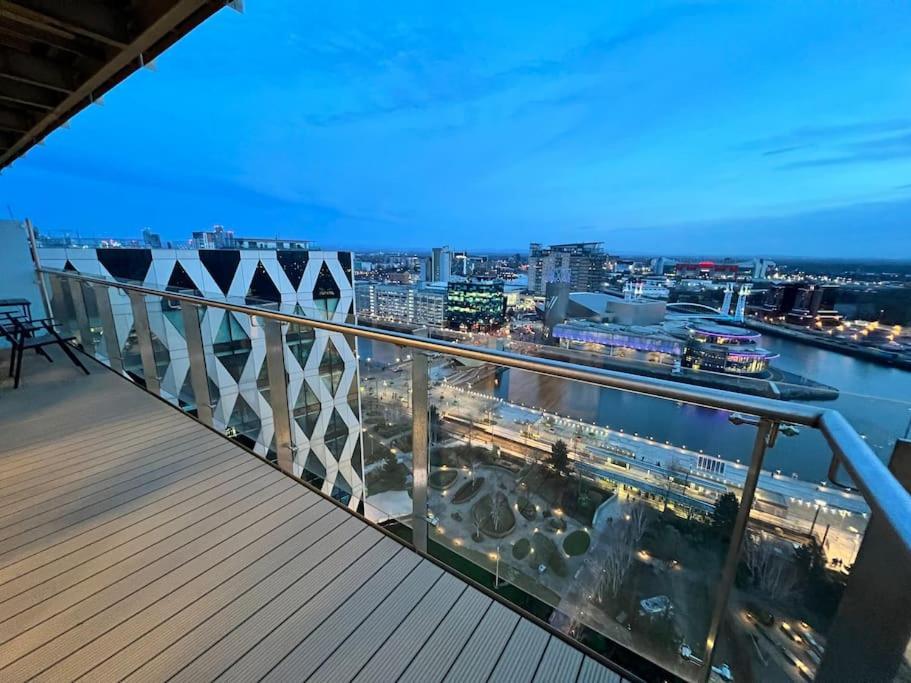 Spacious 2 Bedroom Flat Stunning Waterside View Manchester Exterior photo