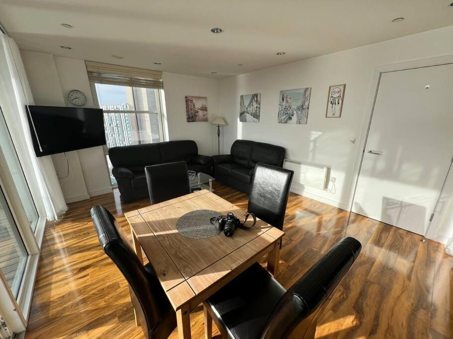 Spacious 2 Bedroom Flat Stunning Waterside View Manchester Exterior photo